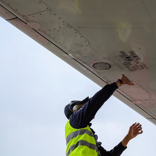 Sicherheitsinspektion eines Flugzeugflügels