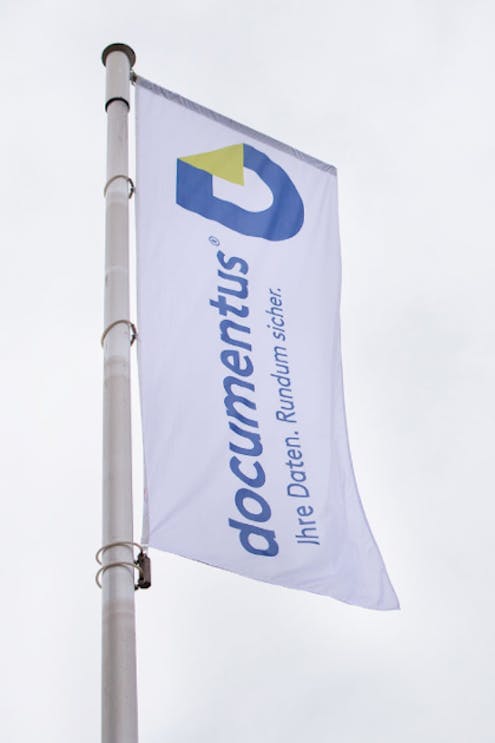 Flagge mit documentus Logo und Schriftzug Aufdruck