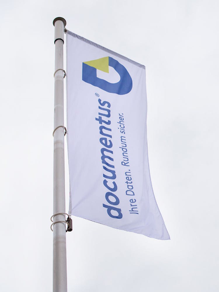 Flagge mit documentus Logo und Schriftzug Aufdruck