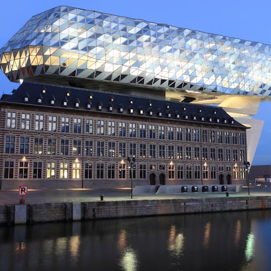 Ein altes Gebäude mit einem modernen Umbau
