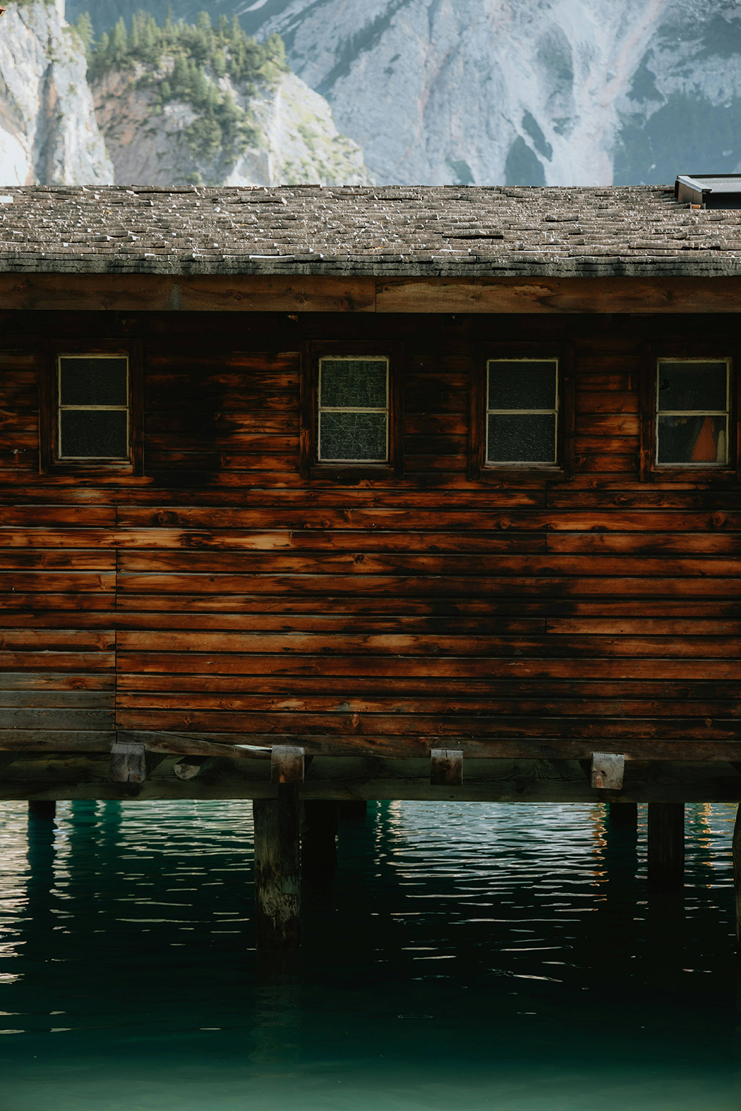 Il laghetto naturale di Dobbiaco nelle Dolomiti