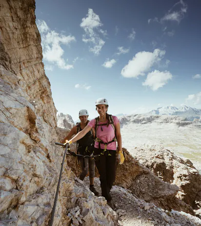 Escursionismo attrezzato su parete rocciosa nelle Dolomiti