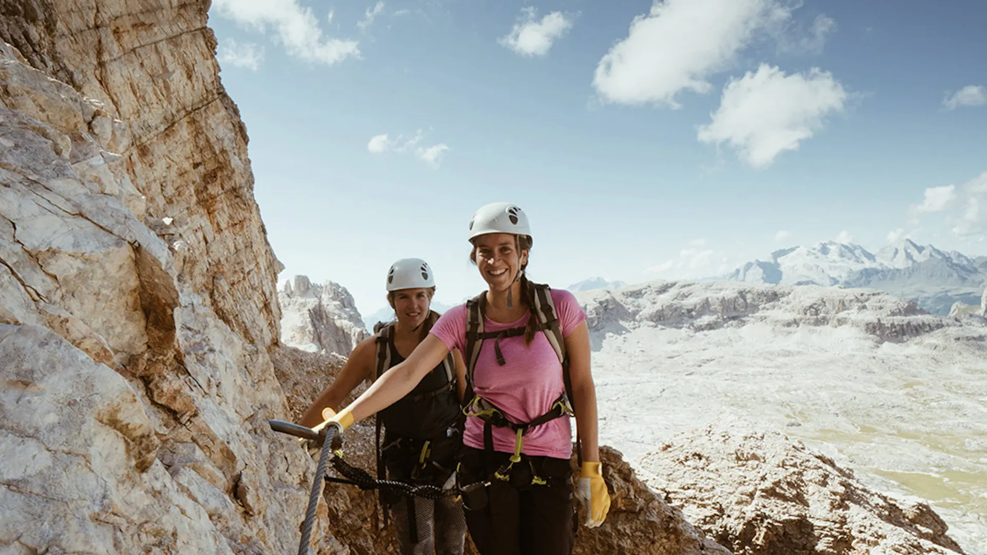 Escursionismo attrezzato su parete rocciosa nelle Dolomiti