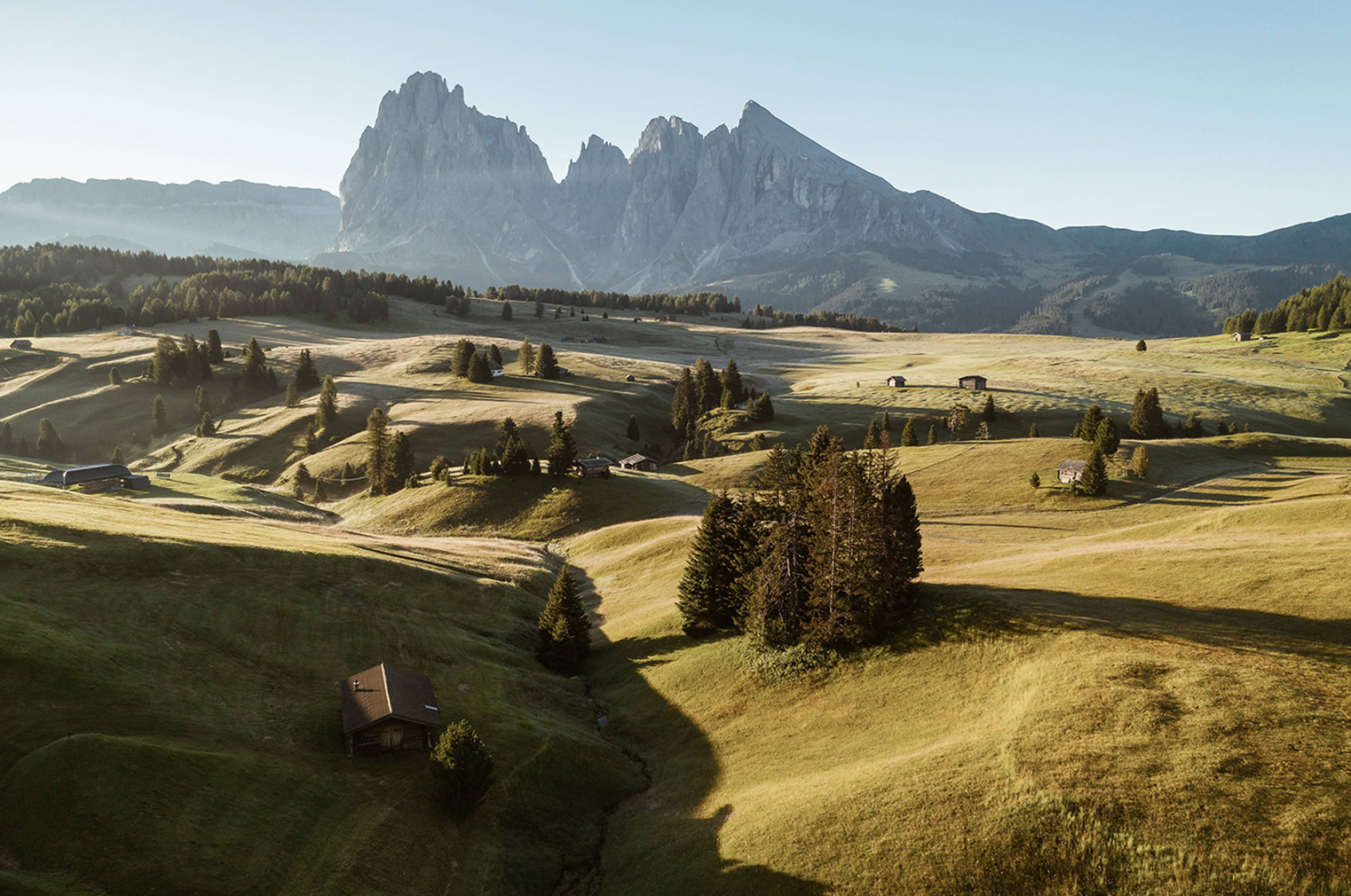 Alpe di Siusi vista su Sassolungo e sassopiatto escursioni Dolomiti con DOlomea