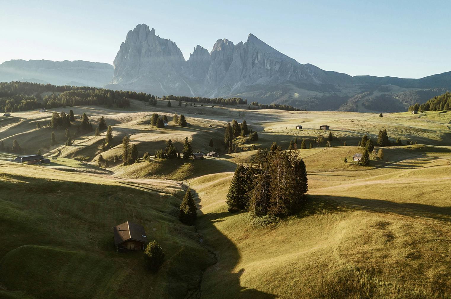 Alpe di Siusi vista su Sassolungo e sassopiatto escursioni Dolomiti con DOlomea