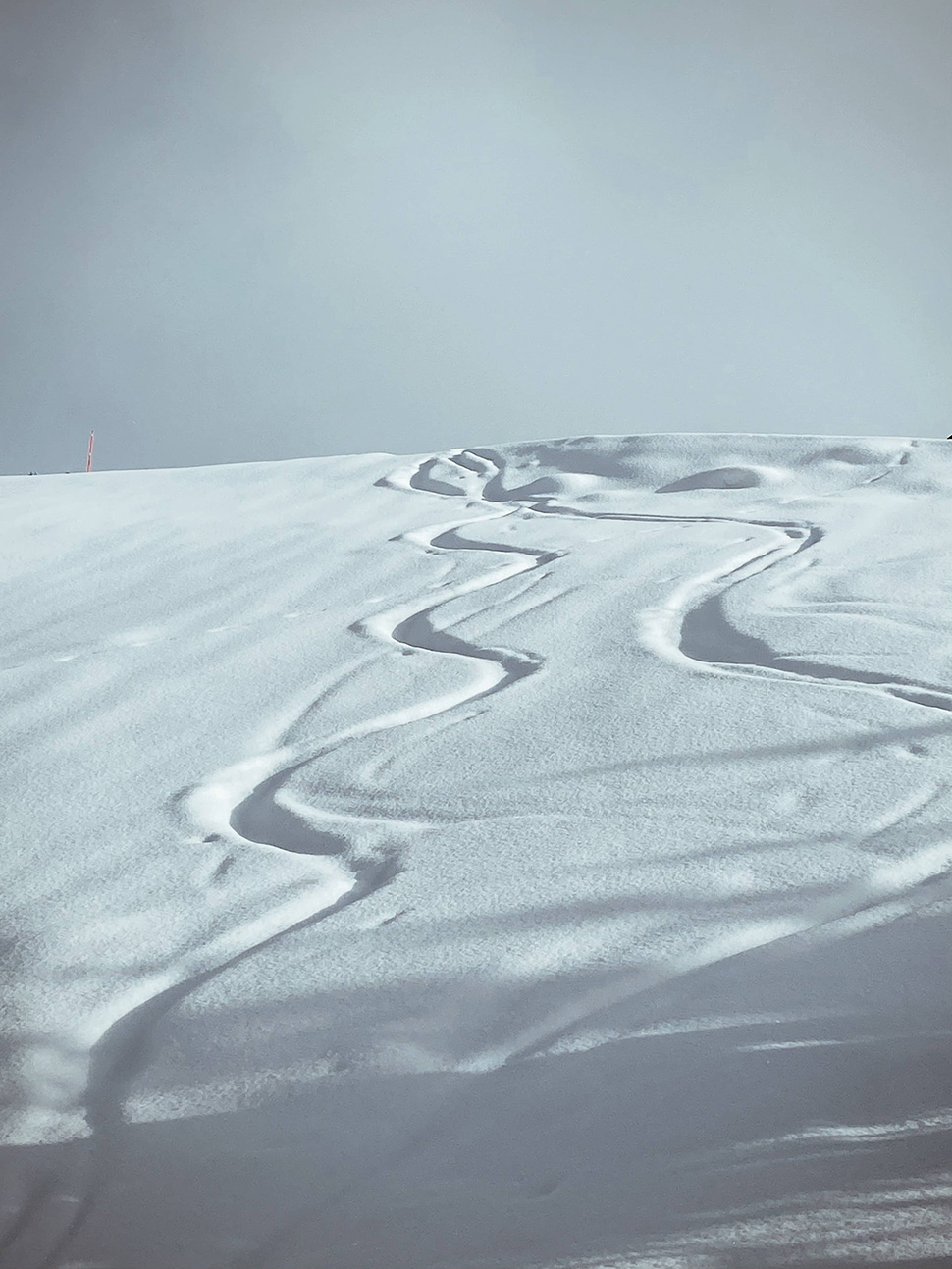Foto invernale di un paesaggio innevato