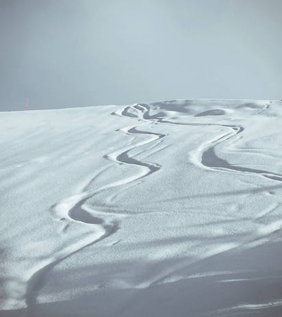 Foto invernale di un paesaggio innevato