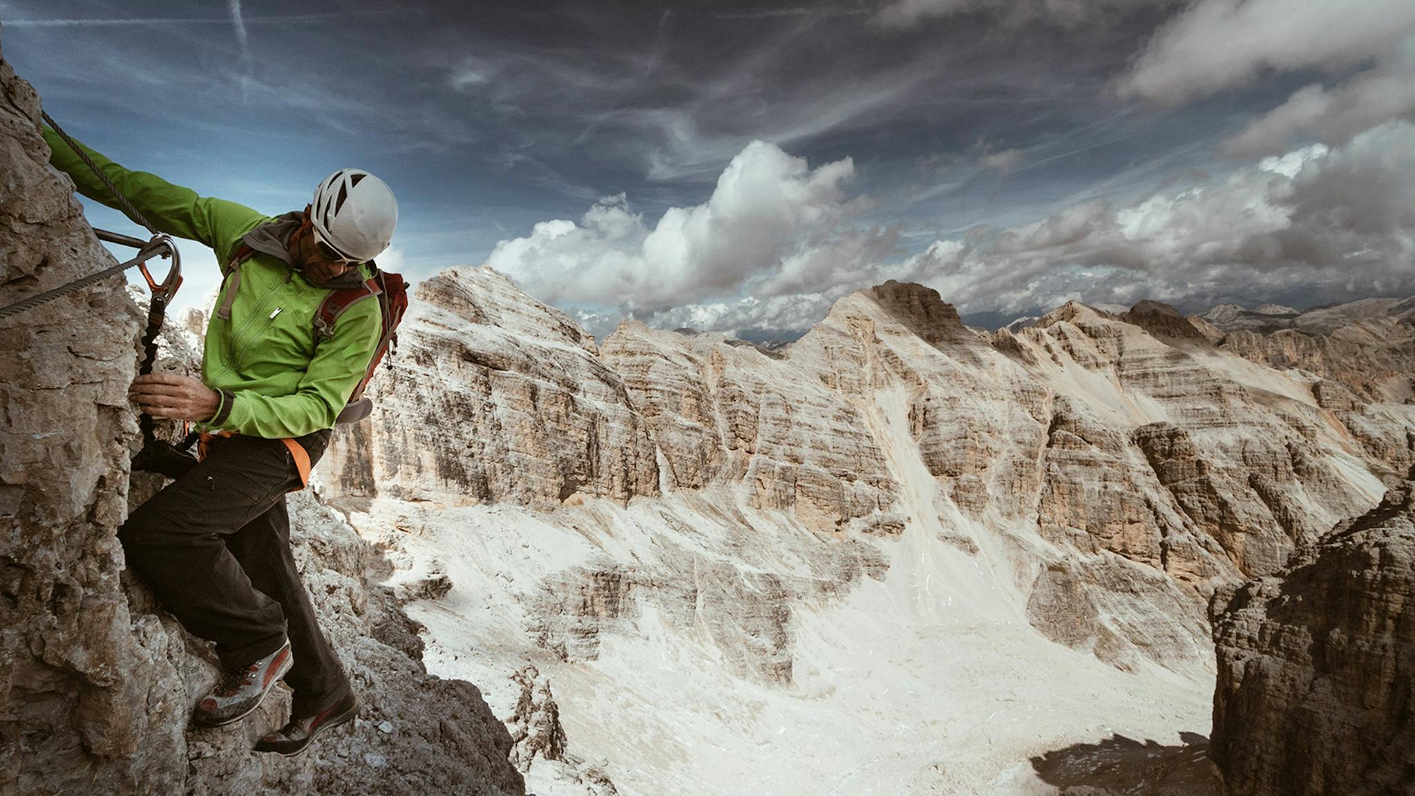 Foto uomo che fa una ferrata sulle Dolomiti - attività, trekking, escursioni