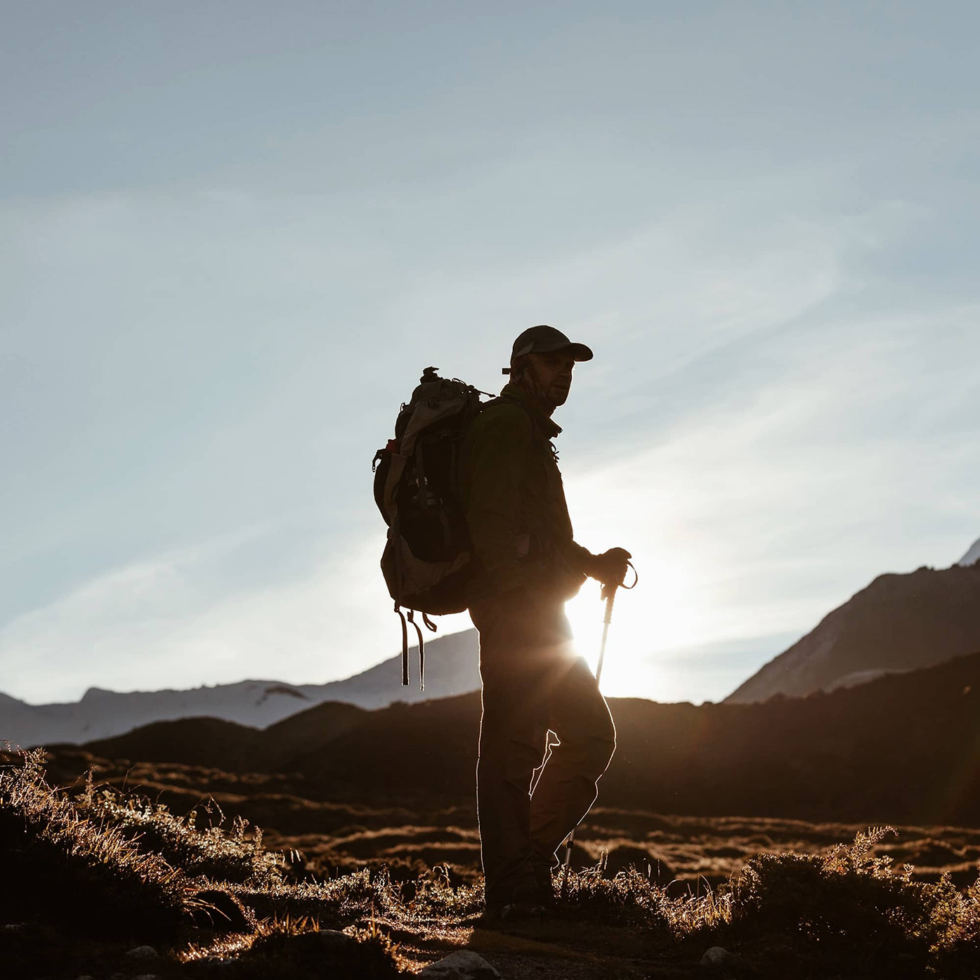 Foto uomo che fa trekking nelle Dolomiti al tramonto