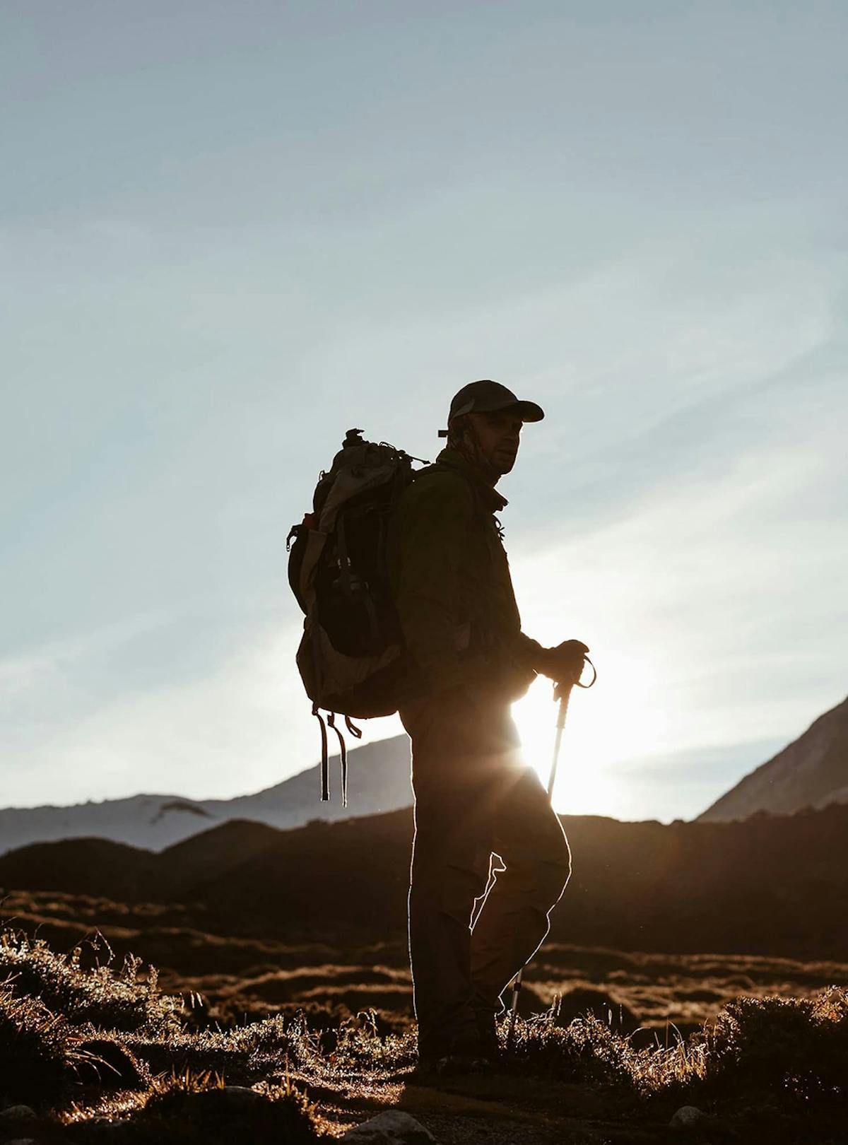 foto uomo che fa trekking nelle Dolomiti al tramonto