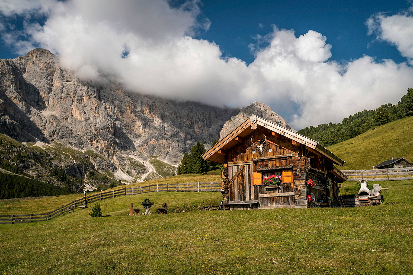 Paesaggio dolomitico con baita tradizionale