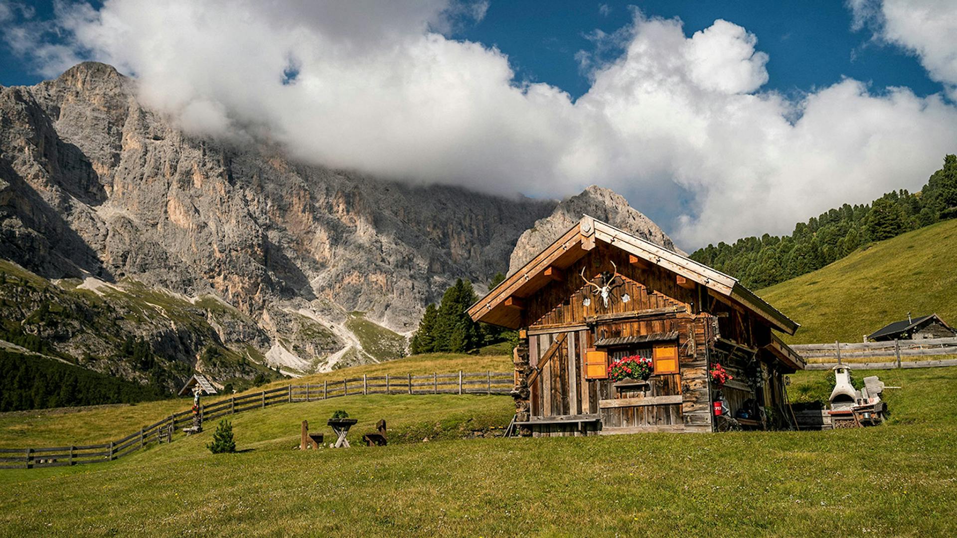 Paesaggio dolomitico con baita tradizionale