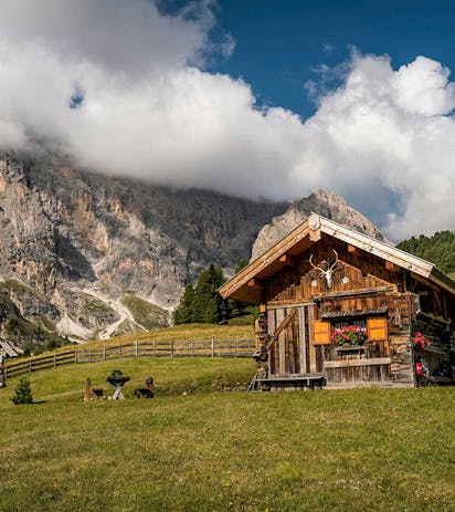 Paesaggio dolomitico con baita tradizionale