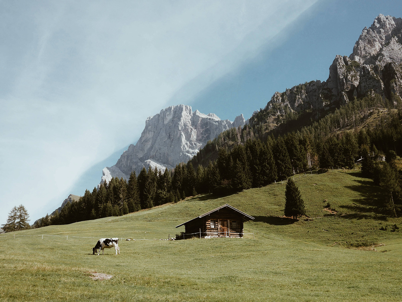 Foto valle Dolomiti con baita