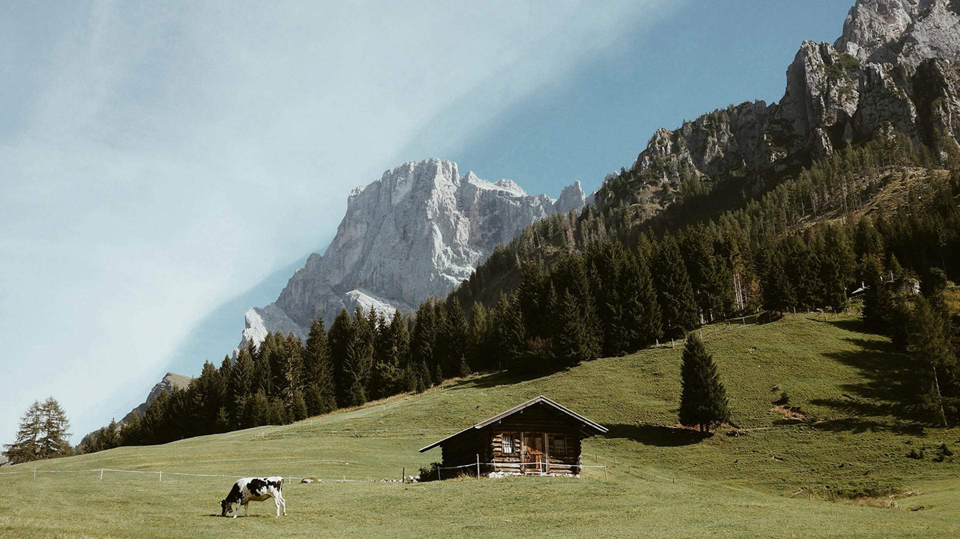 Foto valle Dolomiti con baita