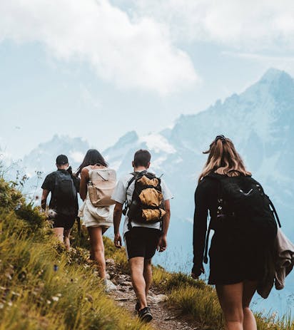Gruppo trekking in escursione sulle Dolomiti