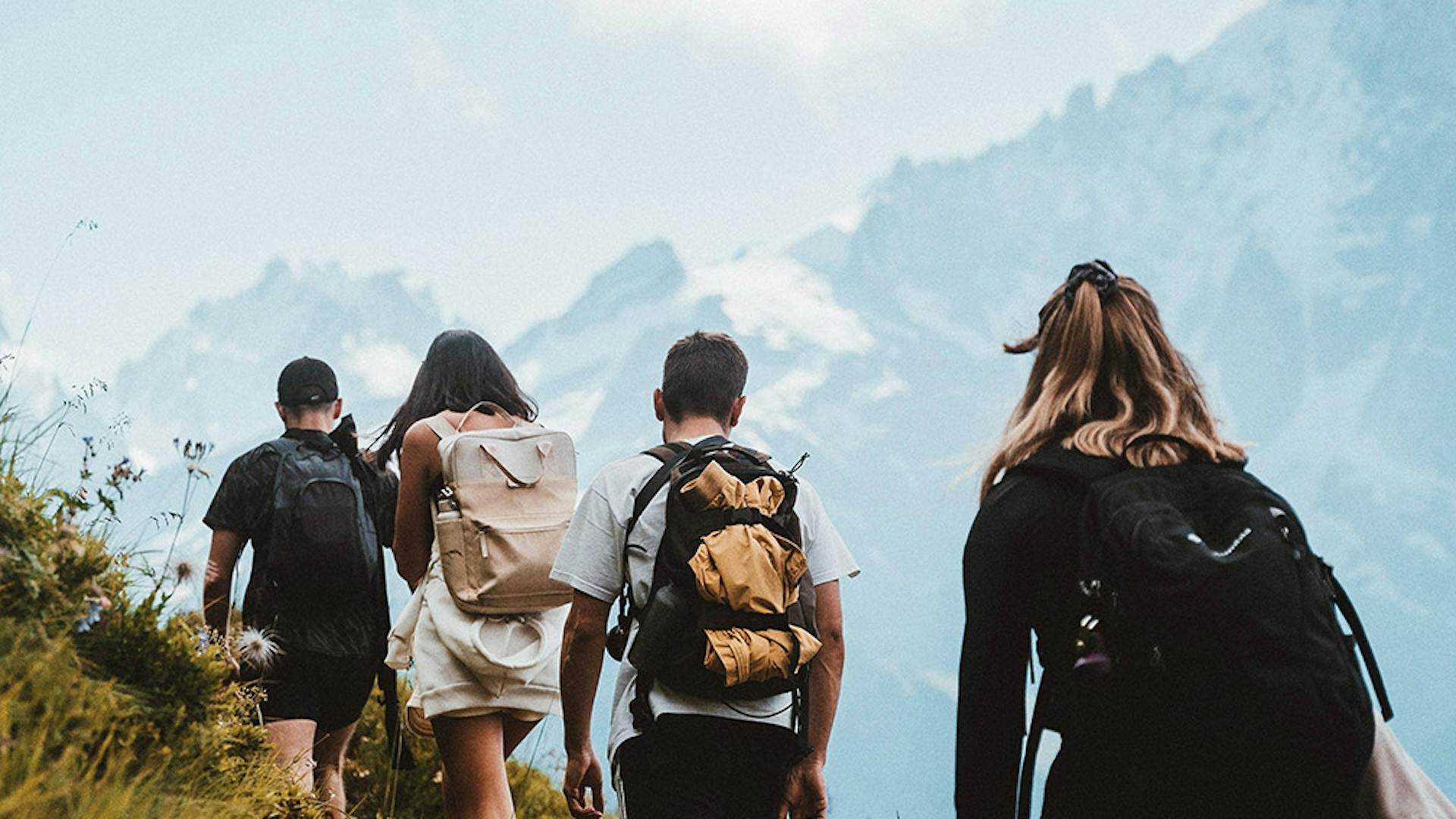 Gruppo trekking in escursione sulle Dolomiti