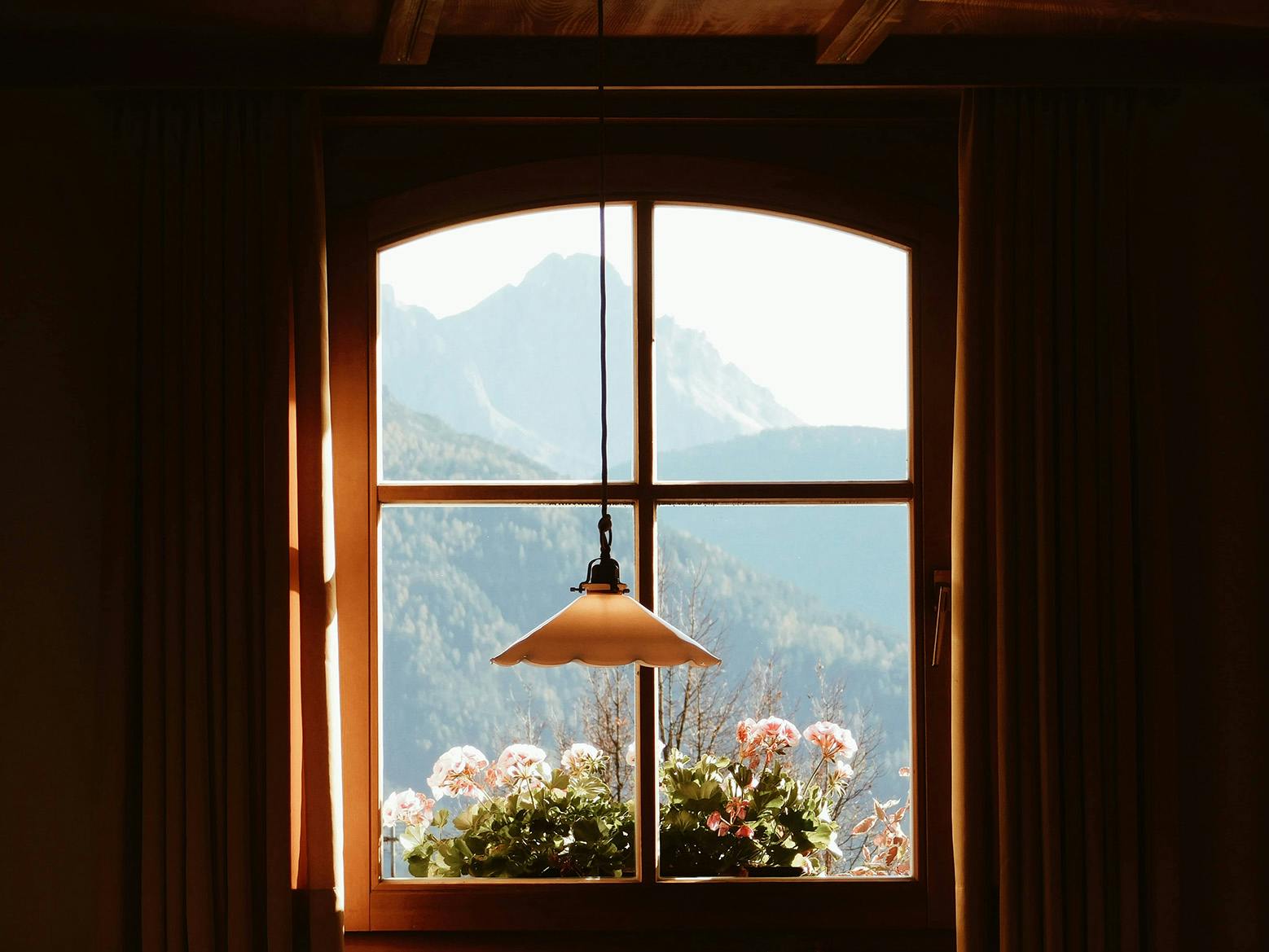 Vista Dolomiti da una finestra con fiori, esperienze con Dolomea