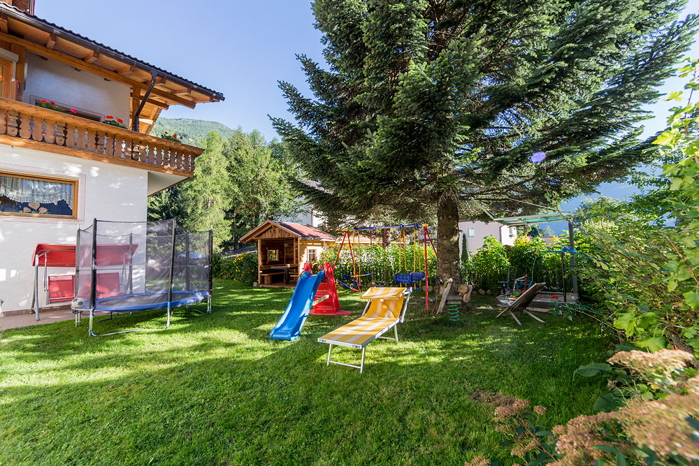 Giardino con parco giochi per bambini in hotel per famiglie in Valle Aurina