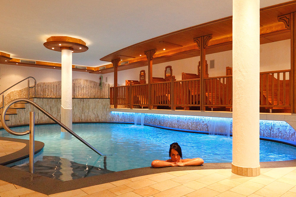 Area Wellness con piscina, idromassaggio e zona per i bambini nel Hotel Gisserhof in Valle Aurina