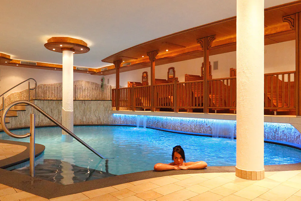 Area Wellness con piscina, idromassaggio e zona per i bambini nel Hotel Gisserhof in Valle Aurina