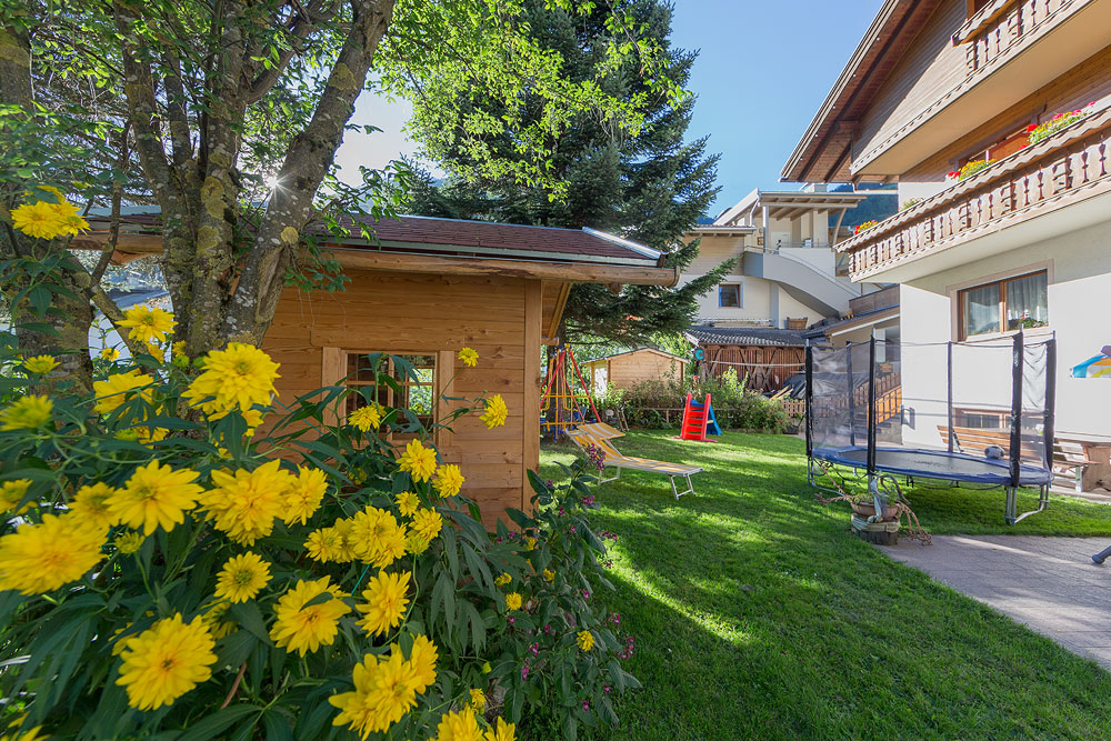 Foto giardino con parco giochi hotel gisserhof in Valle Aurina