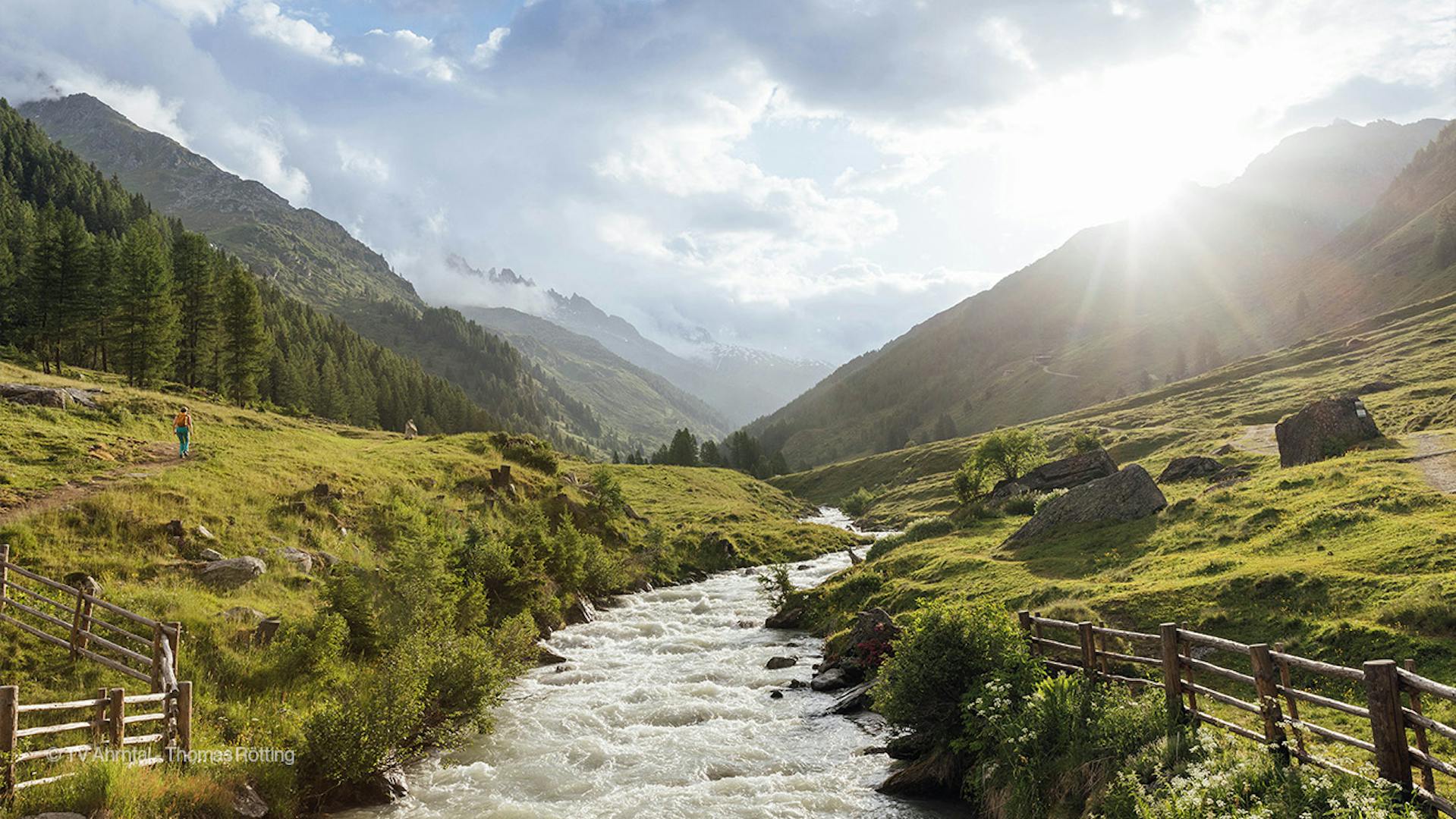 Passeggiata estiva al sole vicino al ruscello in Valle Aurina nelle Dolomiti dell'Alto Adige