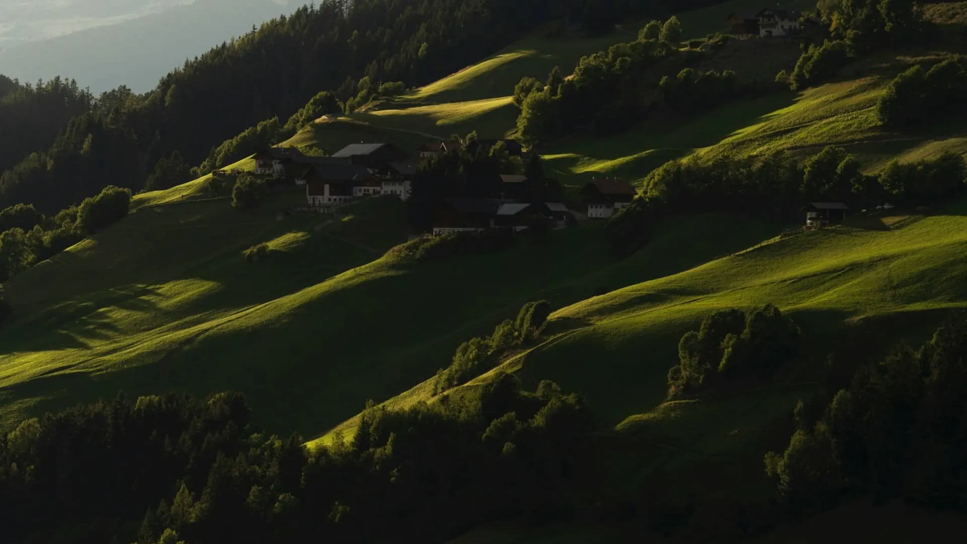 Running Park di Alpe di Siusi nel paesaggio delle Dolomiti