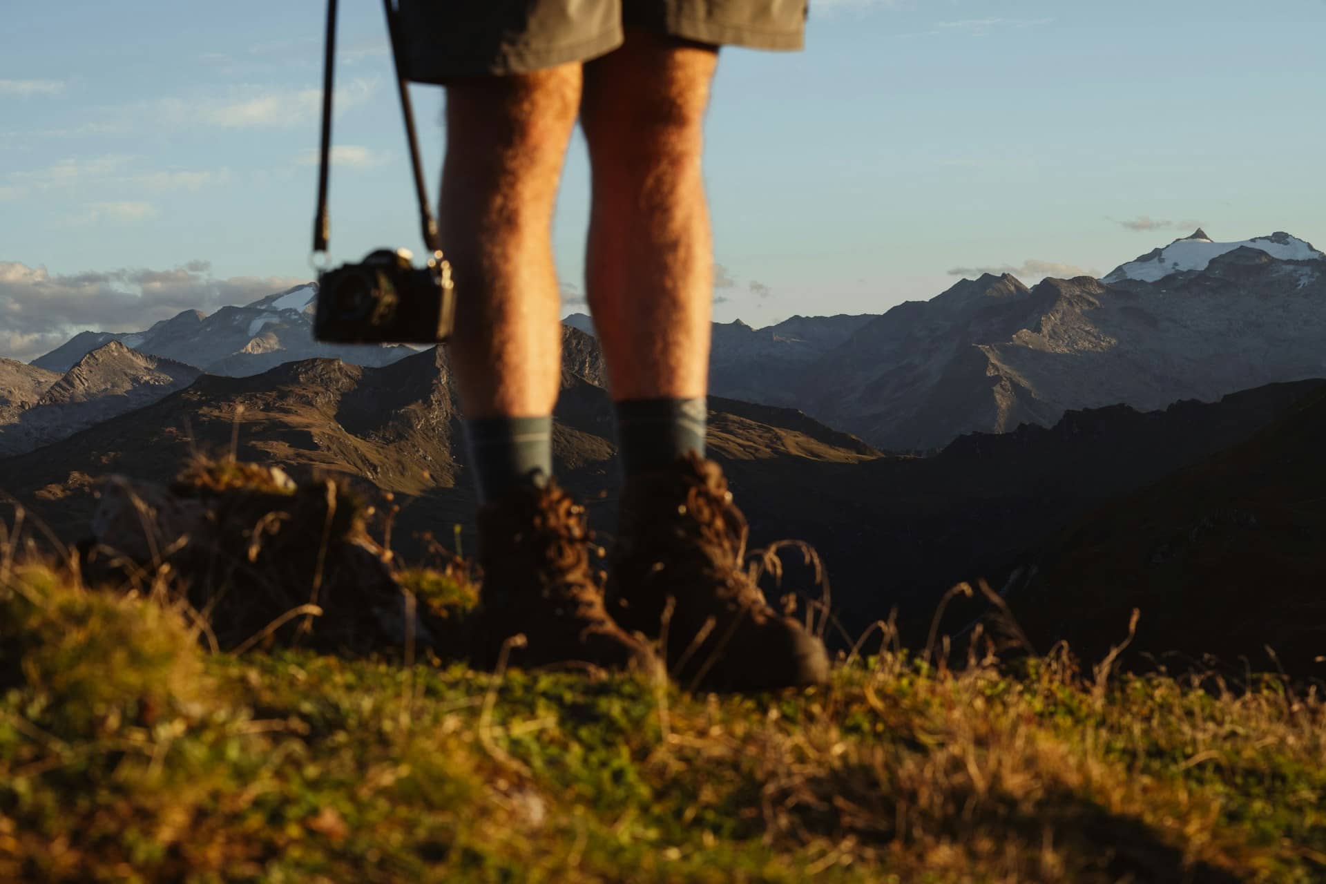 Scarponi da montagna e fotocamera per trekking in paesaggio dolomitico