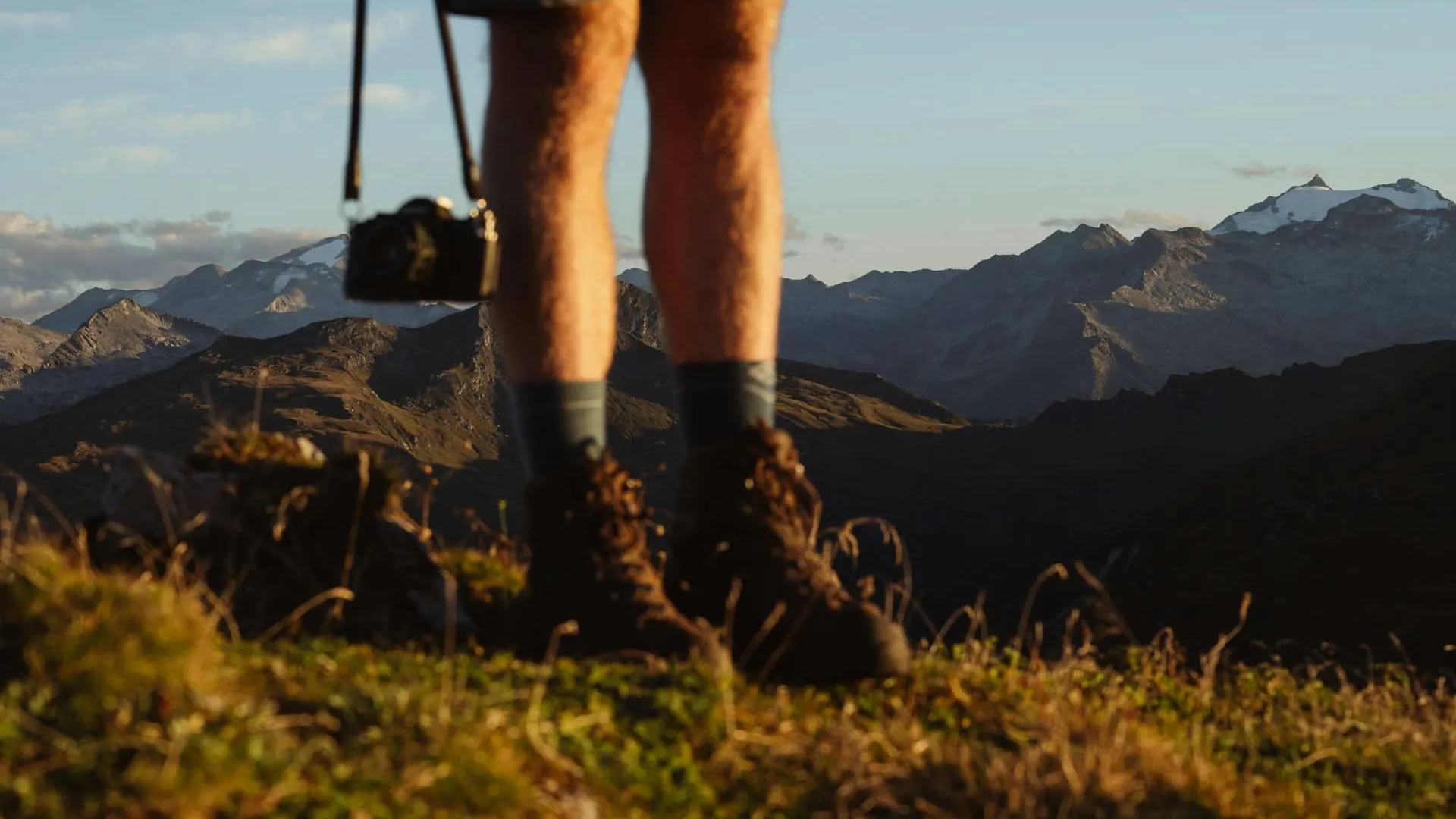 Scarponi da montagna e fotocamera per trekking in paesaggio dolomitico