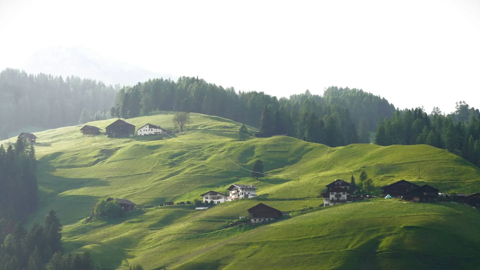Escursione in montagna delle Dolomiti salendo con gli impianti di risalita della Alta Badia