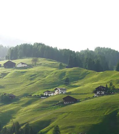 Escursione in montagna delle Dolomiti salendo con gli impianti di risalita della Alta Badia
