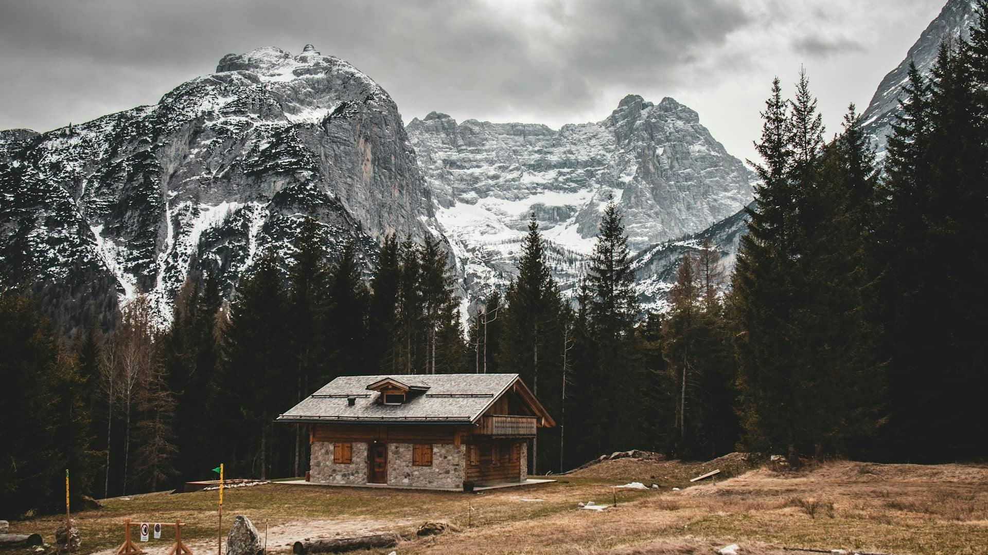 Paesaggio invernale con baita tradizionale