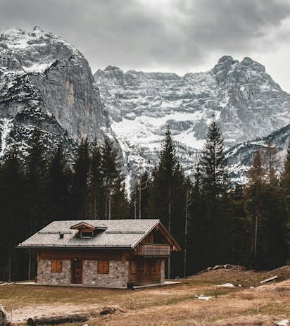 Paesaggio invernale con baita tradizionale