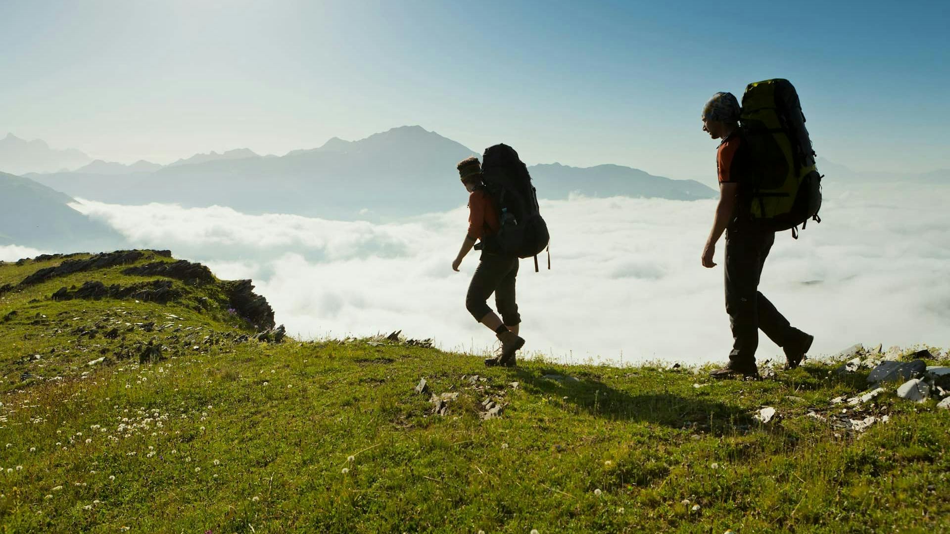 Due escursionisti sulle montagne delle Dolomiti