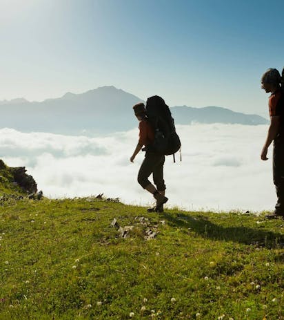 Due escursionisti sulle montagne delle Dolomiti