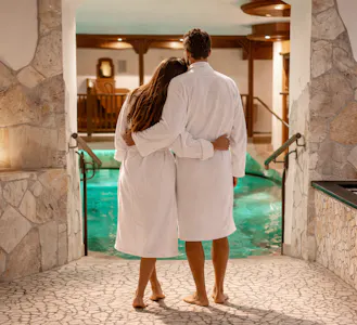 Coppia in area wellness del Hotel Gisserhof in Valle Aurina