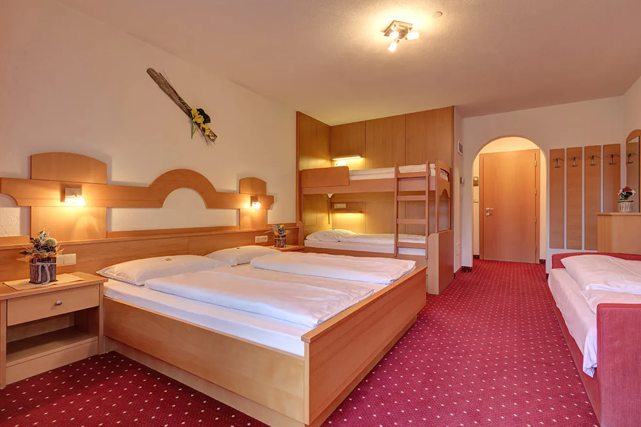 Letto in camera family del Gisserhof in Valle Aurina