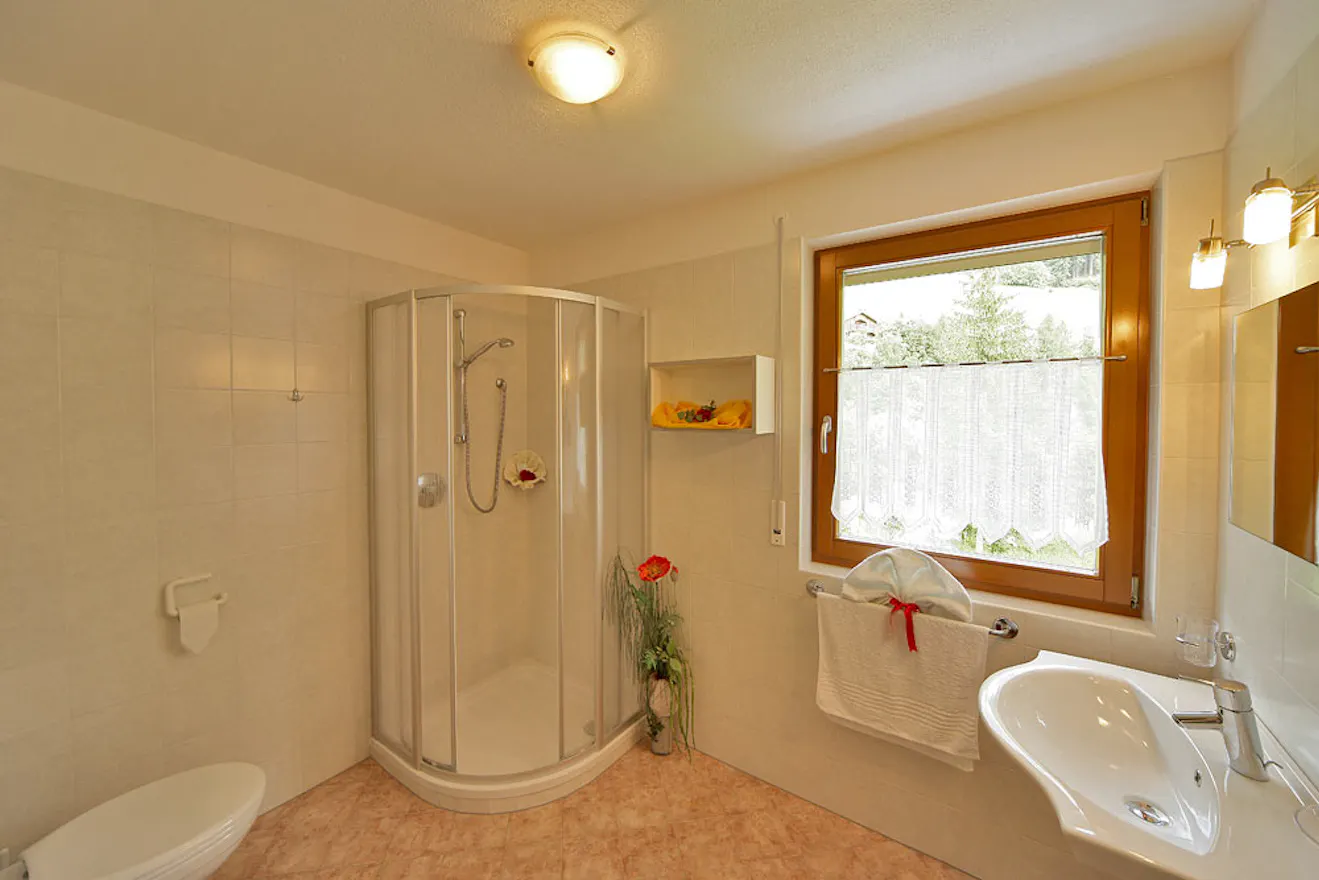 Bagno camera family del Gisserhof in Valle Aurina