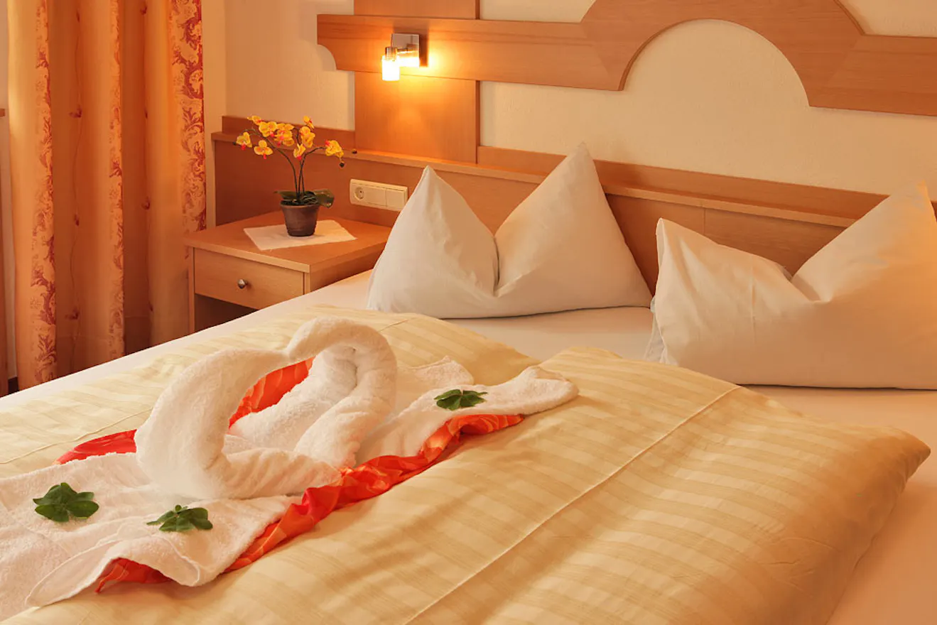 Letto matrimoniale camera family del Gisserhof in Valle Aurina