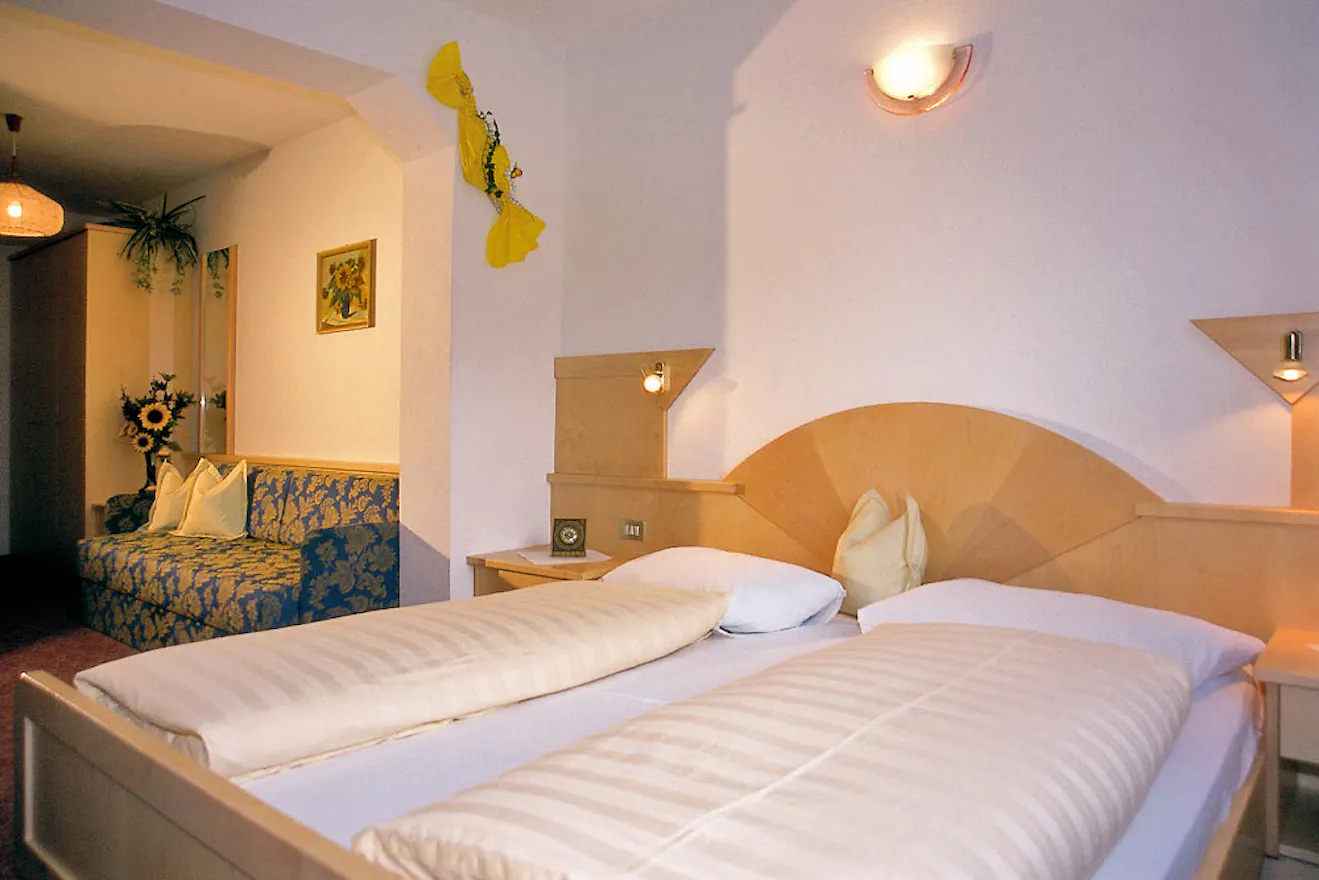 Letto matrimoniale in camera comfort del Gisserhof in Valle Aurina