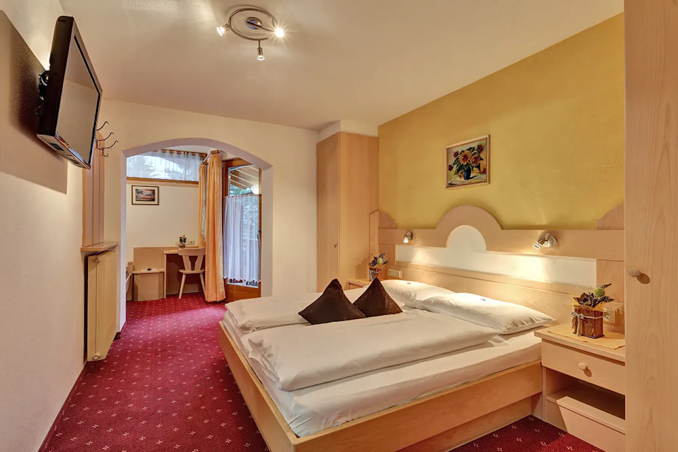 Letto matrimoniale camera comfort del Gisserhof in Valle Aurina