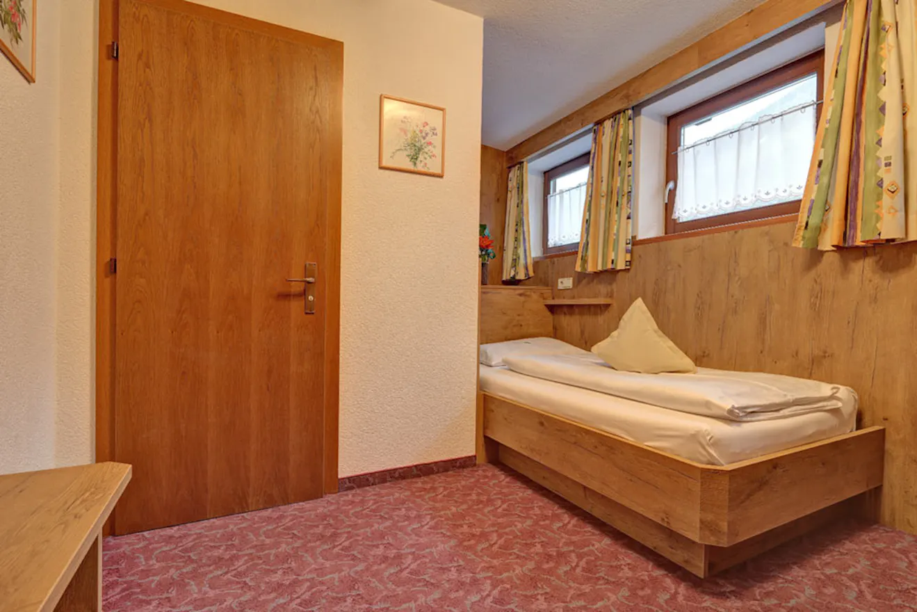 Letto singolo camera comfort del Gisserhof in Valle Aurina