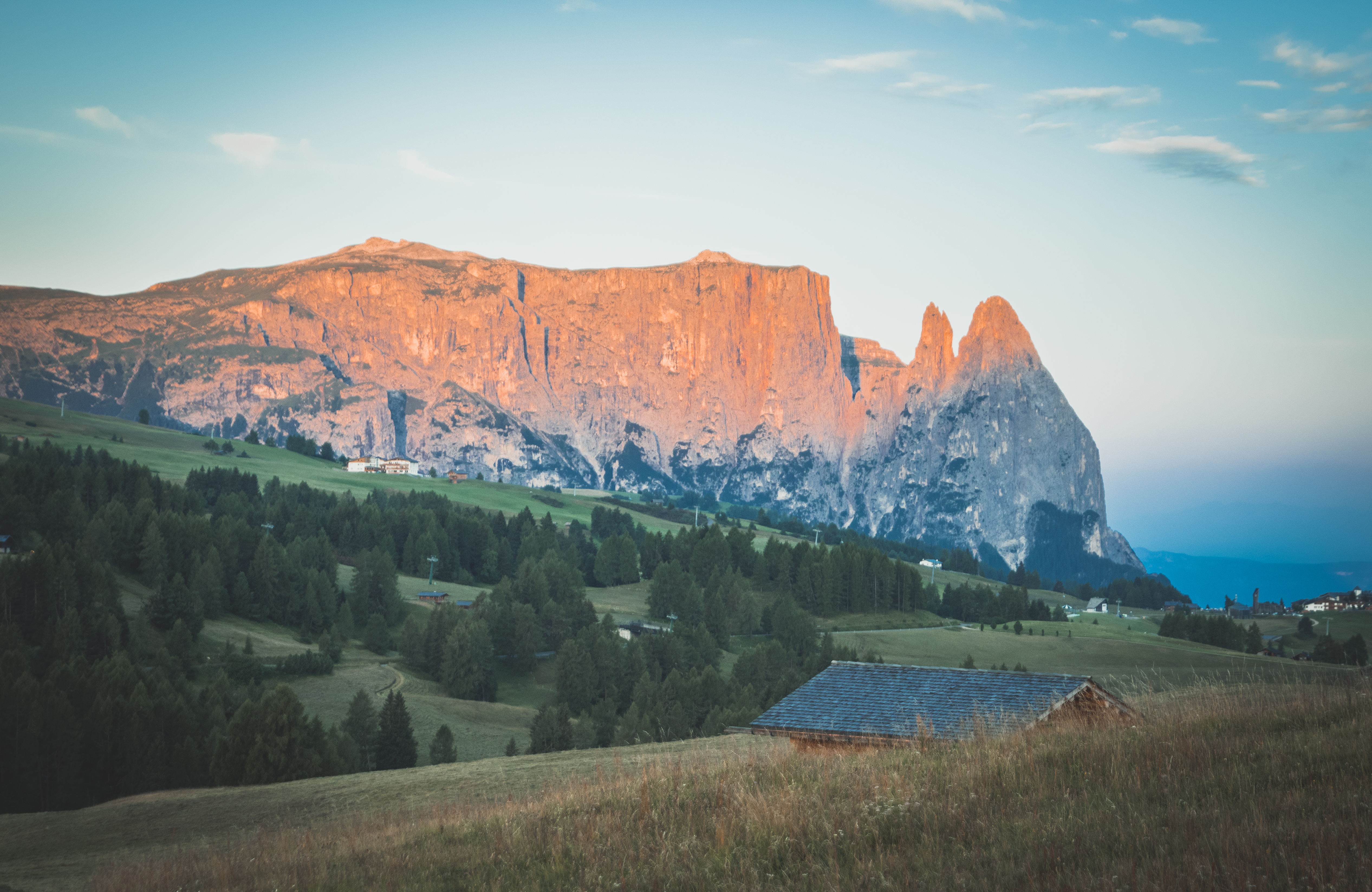 Alba in Alpe di Siusi con crostata, the caldo e trekking