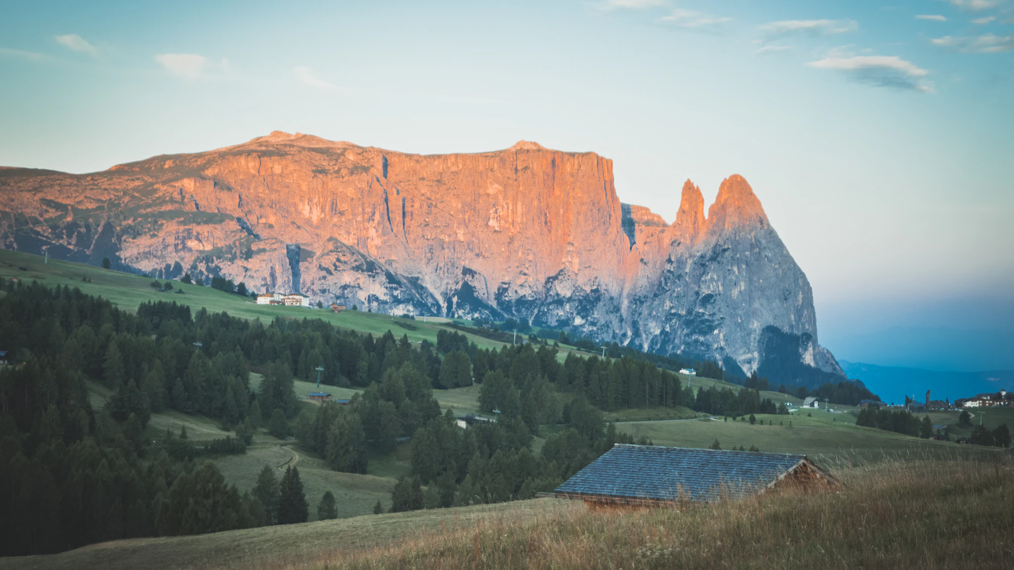 Alba in Alpe di Siusi con crostata, the caldo e trekking