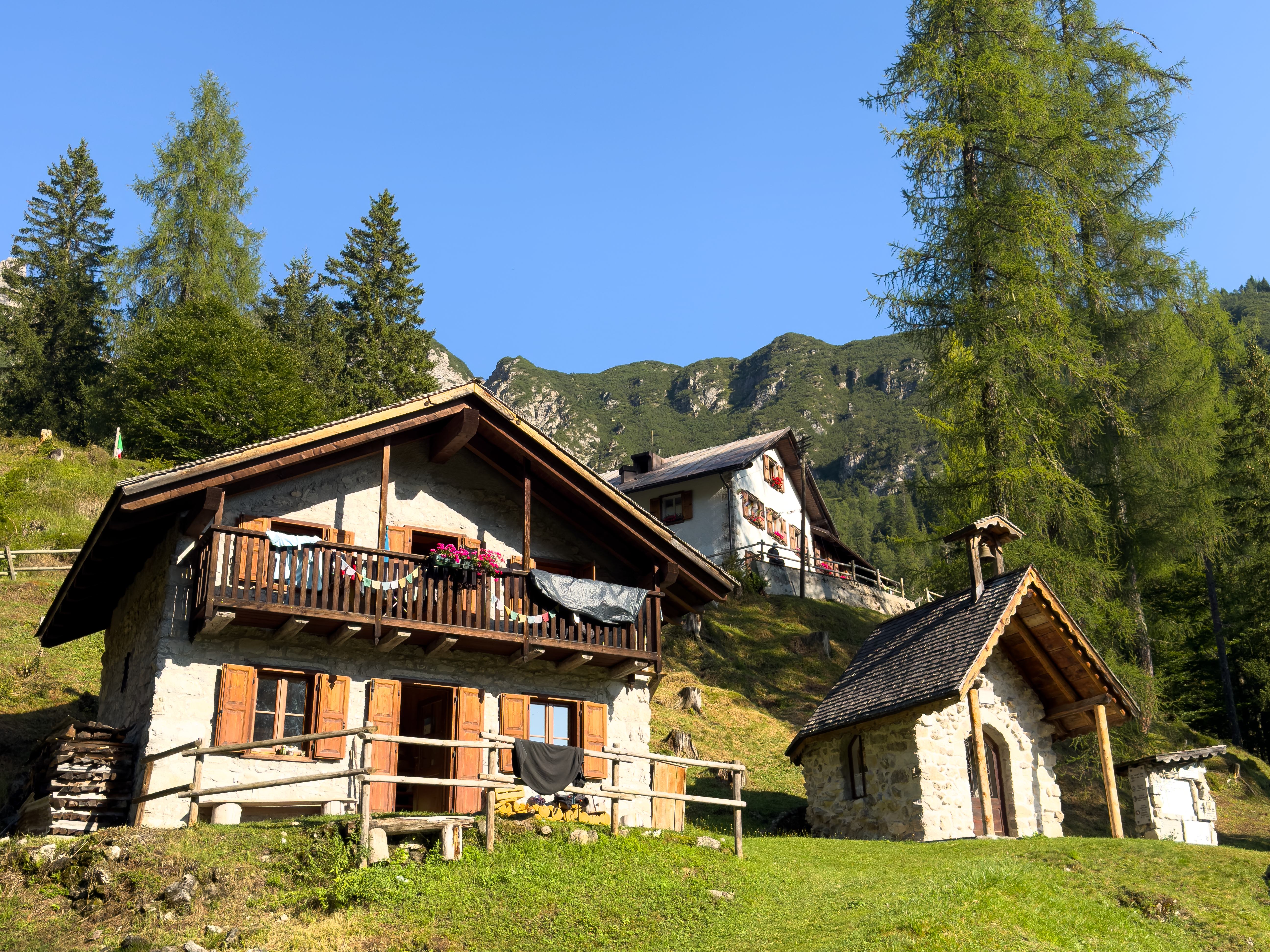 Hiking di gruppo al Rifugio Giaf nelle Dolomiti Friulane