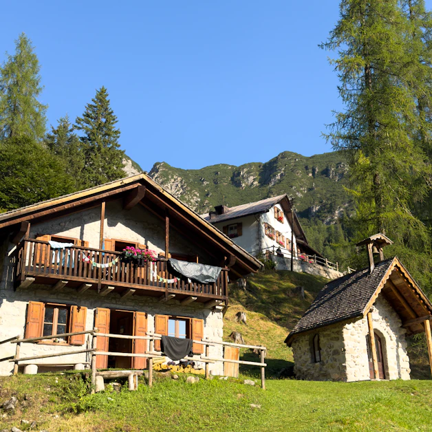 Hiking di gruppo al Rifugio Giaf nelle Dolomiti Friulane