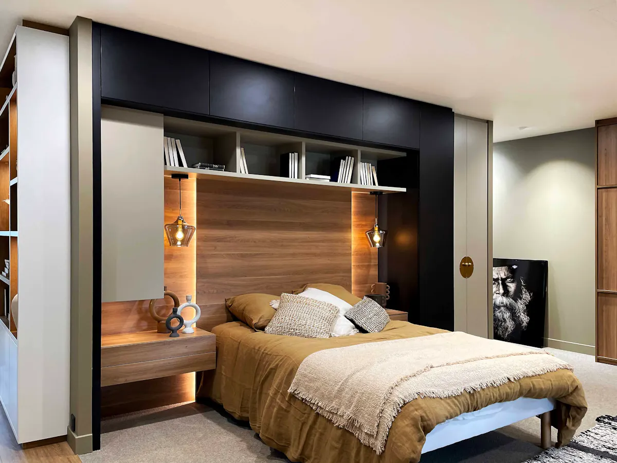 Tête de lit sur-mesure avec rangements intégrés et niches ouvertes