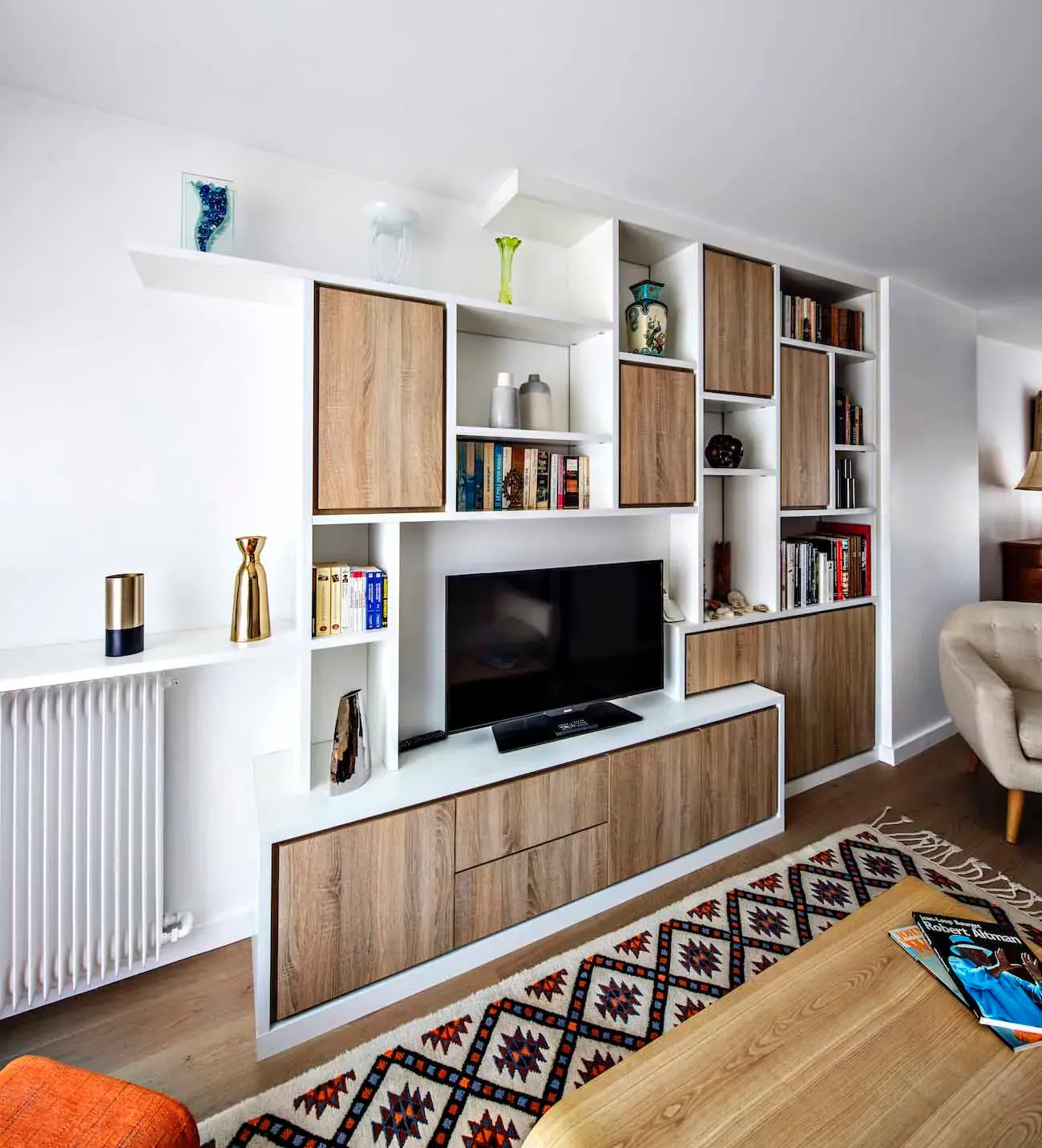 Après : un salon avec meuble TV/bibliothèque sur-mesure