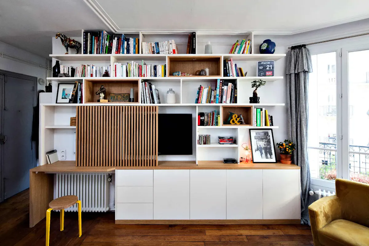 Bibliothèque sur-mesure avec bureau intégré et panneaux coulissants
